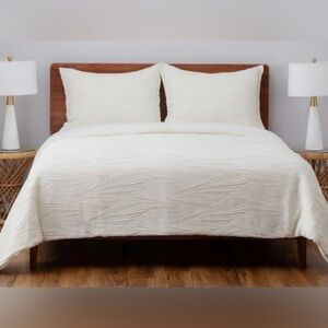 Berkshire Life Bedding Collection's Pleated Wave Queen Size Comforter Like NEW